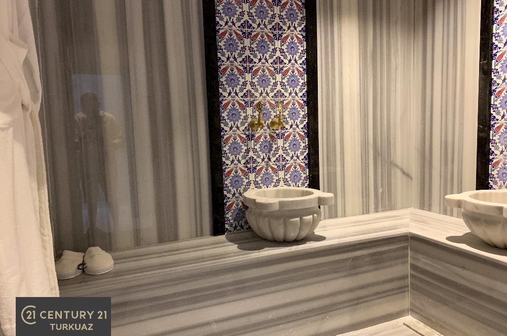 4 Yatak Odası, 5 Wc/Banyo, Salon 6& Mutfak, Hamam & Sauna, Çamaşır Odası, Şömine, Yerden Isıtmama, Banyo Seramik, Hilton Lavabolar, Vitrifiyeler, Bataryalar, Aç/Kapa, asma Klozetler, Islak Zeminler Seramik, Daire Dış Doğramaları Alüminyum, Isı Konfor Cam, Pvc veya Lake Ahşap İç Kapılar, Portmanto, Mermer Merdivenler, Odalar-Salon Laminat Parke veya Seramik, Modüler Sistem Mutfak Texgahı, Mutfak Ankastre Inox, Ocak, Fırın, Davlumbaz,  İç Mekanlarda Su Bazlı Saten Boya, Elektrik Tesisatı, Prizler, Merkezi Klima Alt Yapısı,  Villa Girişleri Çelik Dış Kapı...  DIŞ MEKANLAR :  Özel Yüzme Havuzu, Kapalı Otopark Alanı, Otomatik Otopark ve Bahçe Giriş Kapıları, Otomatik Panjur Sistemi, Zengin Bahçeler, Otomatik Bahçe Sulama Sistemi, Merkezi Uydu Sistemi, Su Deposu, Hidrofor Sistemi, 24 Saat Çalışır Gece Görüşlü Kamera Sistemi...  İNŞAAT TEKNOLOJİSİ : Betonarme Taşıyıcı Sistemin Beton Sınıfı C20-C35, Yapı Taşıyıcı Sistem olarak Betonarme Karkas, Su & Isı Yalıtımı, Yapı Denetim Kontrolü,  Villa Dış Cepheler İzolasyonu Sıva, Bims.. 