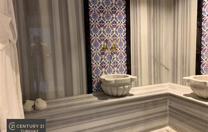 4 Yatak Odası, 5 Wc/Banyo, Salon 6& Mutfak, Hamam & Sauna, Çamaşır Odası, Şömine, Yerden Isıtmama, Banyo Seramik, Hilton Lavabolar, Vitrifiyeler, Bataryalar, Aç/Kapa, asma Klozetler, Islak Zeminler Seramik, Daire Dış Doğramaları Alüminyum, Isı Konfor Cam, Pvc veya Lake Ahşap İç Kapılar, Portmanto, Mermer Merdivenler, Odalar-Salon Laminat Parke veya Seramik, Modüler Sistem Mutfak Texgahı, Mutfak Ankastre Inox, Ocak, Fırın, Davlumbaz,  İç Mekanlarda Su Bazlı Saten Boya, Elektrik Tesisatı, Prizler, Merkezi Klima Alt Yapısı,  Villa Girişleri Çelik Dış Kapı...  DIŞ MEKANLAR :  Özel Yüzme Havuzu, Kapalı Otopark Alanı, Otomatik Otopark ve Bahçe Giriş Kapıları, Otomatik Panjur Sistemi, Zengin Bahçeler, Otomatik Bahçe Sulama Sistemi, Merkezi Uydu Sistemi, Su Deposu, Hidrofor Sistemi, 24 Saat Çalışır Gece Görüşlü Kamera Sistemi...  İNŞAAT TEKNOLOJİSİ : Betonarme Taşıyıcı Sistemin Beton Sınıfı C20-C35, Yapı Taşıyıcı Sistem olarak Betonarme Karkas, Su & Isı Yalıtımı, Yapı Denetim Kontrolü,  Villa Dış Cepheler İzolasyonu Sıva, Bims.. 