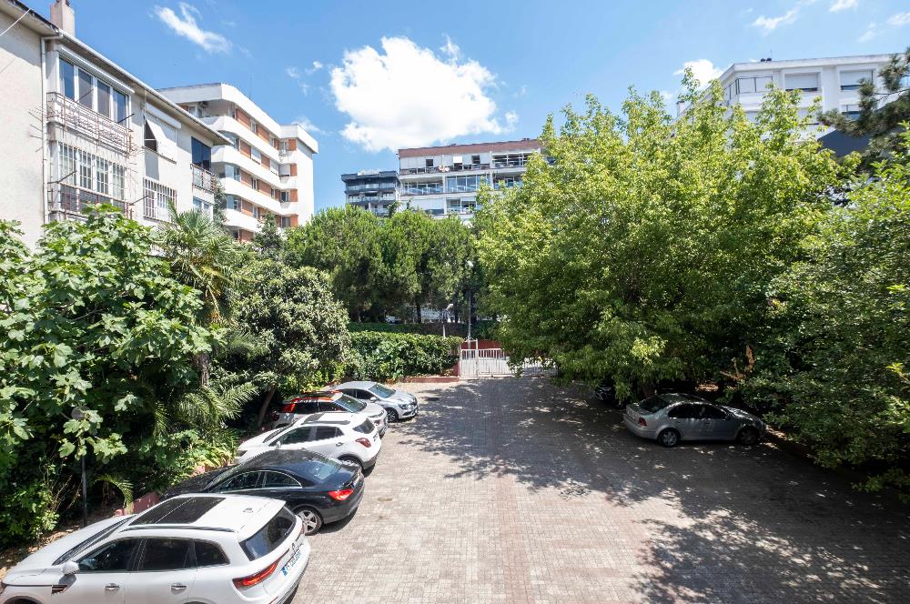 Bostancı Sahil Parselinde Satılık 5+1 190 m2 net Daire