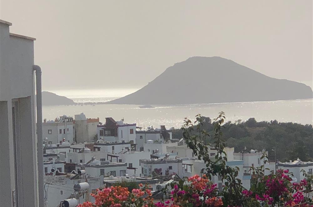 Bodrum Turgutreis Karabağ'da Manzaralı Bahçeli Satılık Daire 