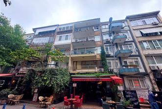 KADIKÖY'ÜN KALBİ MİRALAY NAZIM SOKAK'TA 2+1 SATILIK DAİRE