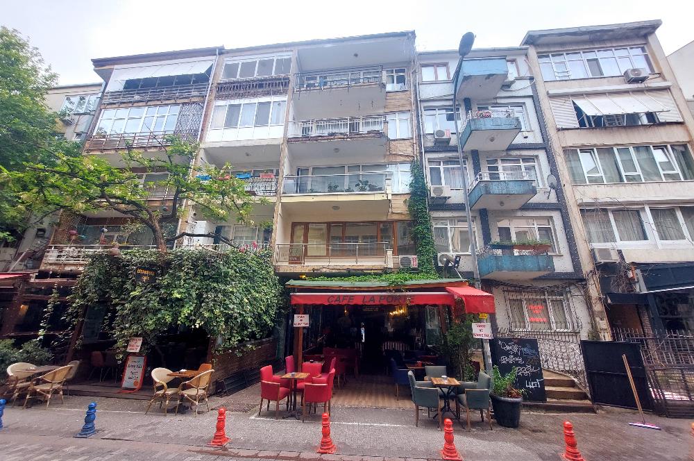 KADIKÖY'ÜN KALBİ MİRALAY NAZIM SOKAK'TA 2+1 SATILIK DAİRE