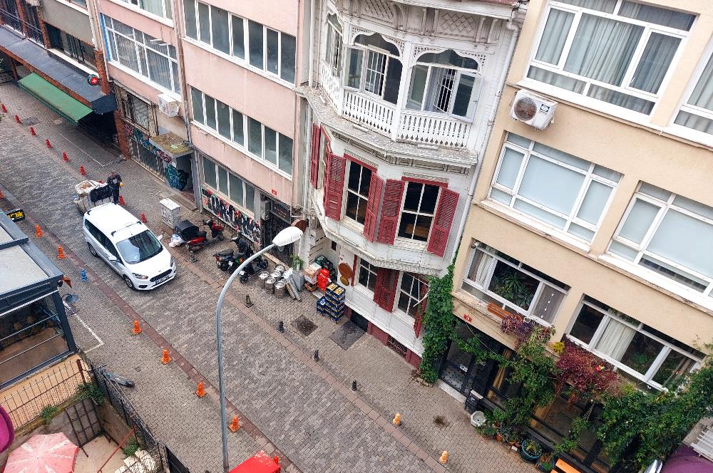 KADIKÖY'ÜN KALBİ MİRALAY NAZIM SOKAK'TA 2+1 SATILIK DAİRE