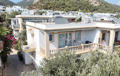 Bodrum Konacık'ta Havuzlu Site İçerisinde Satılık 2+1 Üst Kat Daire