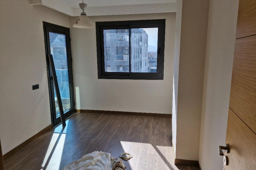 Çiğli Kaşarcı Sitesinde 2+1 kiralık lüks ofis