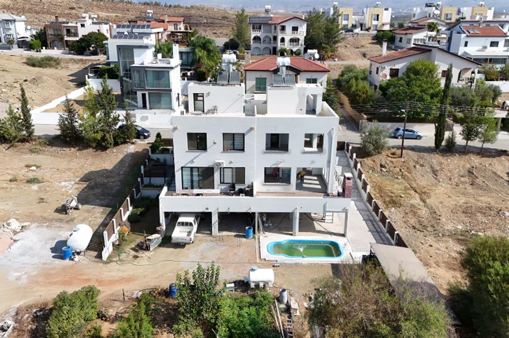 Gönyeli Aşıklar Tepesinde Muhteşem Manzaralı Her Odası Banyolu Satılık İkiz Triplex Villa (Tüm Masrafları Ödenmiş)