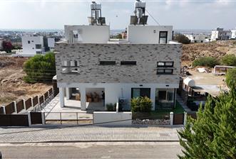 Gönyeli Aşıklar Tepesinde Muhteşem Manzaralı Her Odası Banyolu Satılık İkiz Triplex Villa (Tüm Masrafları Ödenmiş)