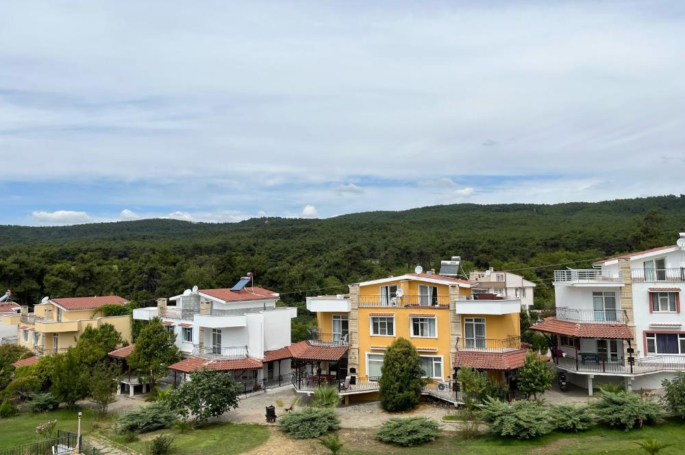 C21'DEN GÖKÇETEPE'DE SİTE İÇİNDE DENİZE 200 MT MESAFEDE YAZLIK