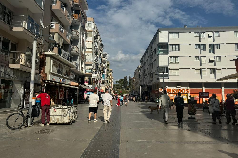 Bayraklı Sevgi Yolu'nda Satılık Dükkan