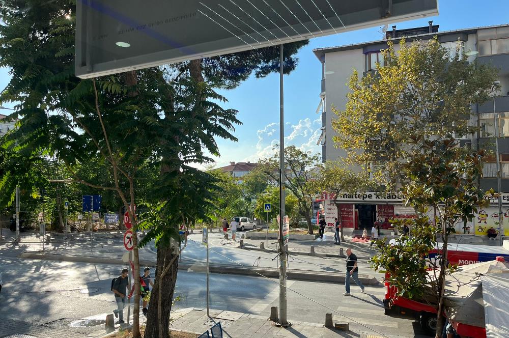 Maltepe Atatürk Caddesi'nde görünürlüğü yüksek mağaza - ofis