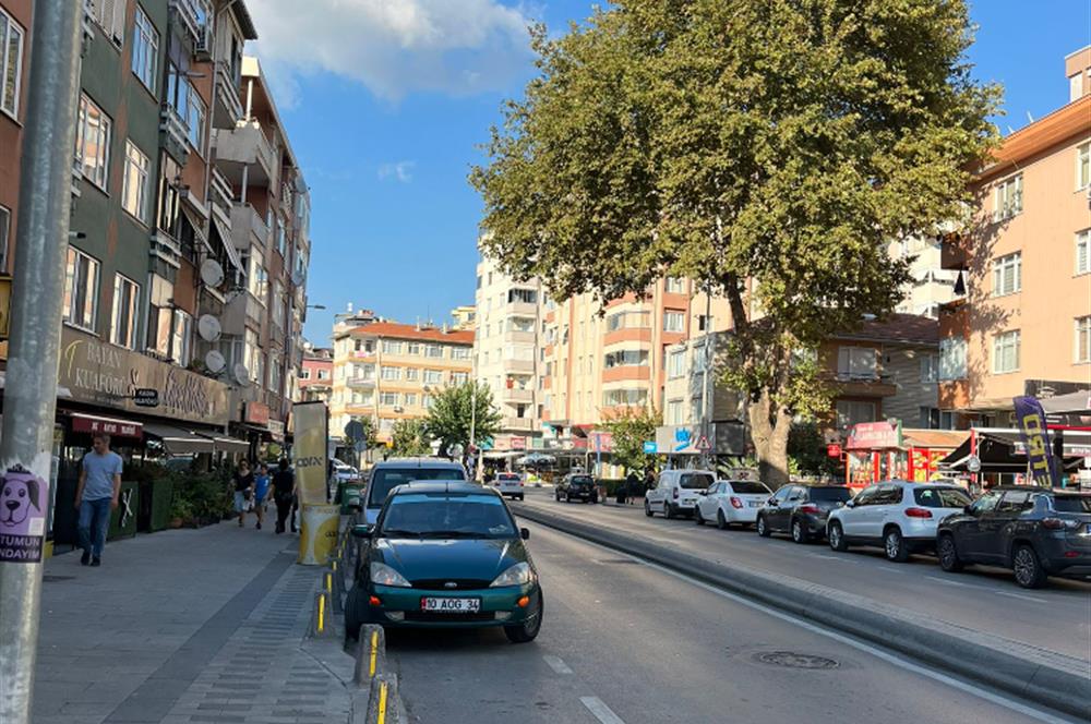 Maltepe Atatürk Caddesi'nde görünürlüğü yüksek mağaza - ofis