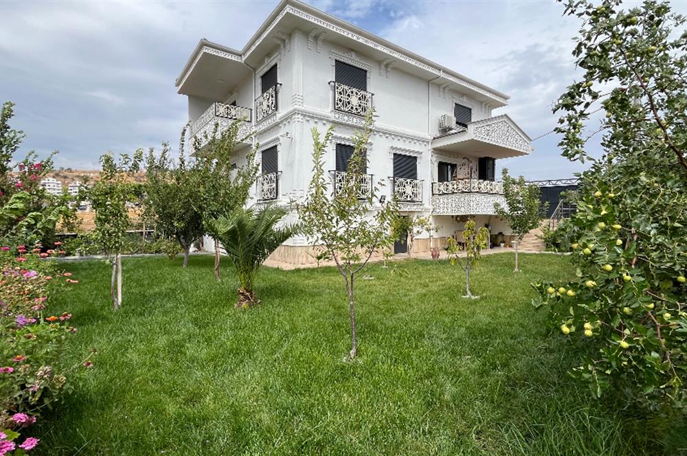 C21 Bal'dan Kuvayi Milliye Satılık 387 M2 4+1 Bahçeli Lüks Villa