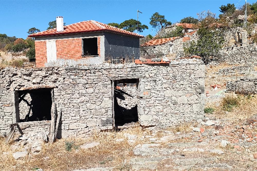 Balıkesir Gömeç Kumgedik köyünde Taş ev ve Müştemilatı 