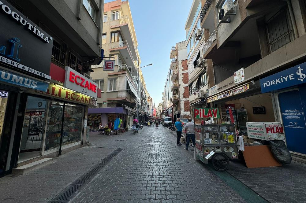 Karşıyaka Çarşı'da Merkezi Lokasyona Sahip Satılık Dükkan