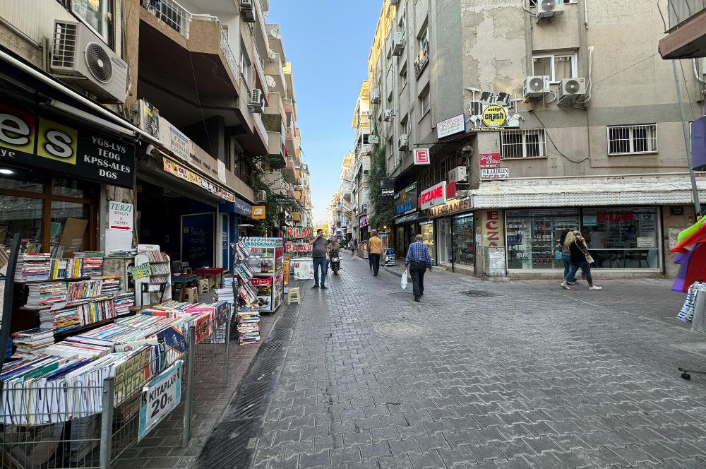 Karşıyaka Çarşı'da Merkezi Lokasyona Sahip Satılık Dükkan