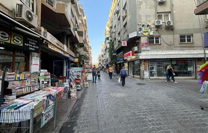 Karşıyaka Çarşı'da Merkezi Lokasyona Sahip Satılık Dükkan