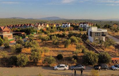 EZİNE GEYİKLİ’de 597 m2 Konut + Turizm İmarlı Yola Cepheli, Denize Yakın Arsa