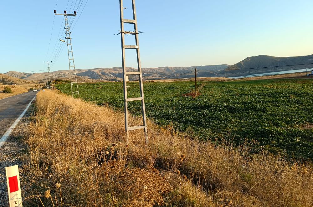 KAYSERİ FELAHİYEDE BARAJ MANZARALI 1 KM MESAFEDE TEMİZ ARSA