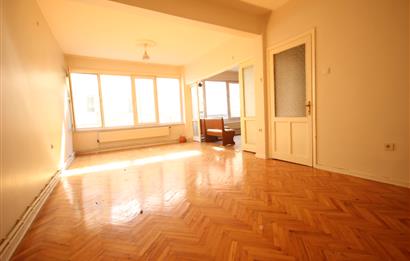 Saniye Erol'dan Kadıköy'ün Kalbinde 130 M2 3+1