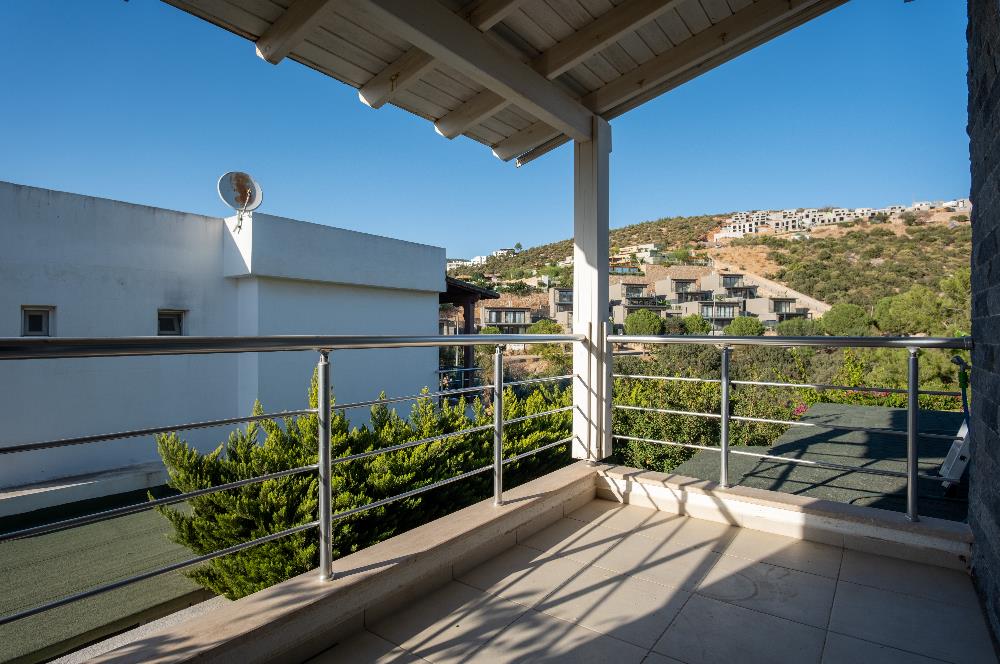 Bodrum-Konacık 4+1 müstakil bahçeli tripleks satılık villa