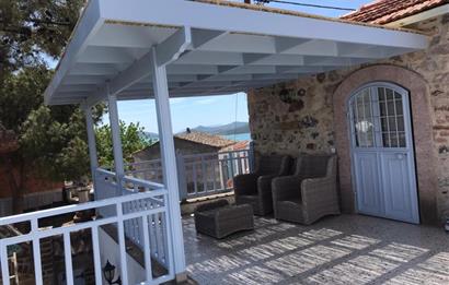 Ayvalık Cunda Adası'nda Merkezde Satılık Orijinal Taş Ev