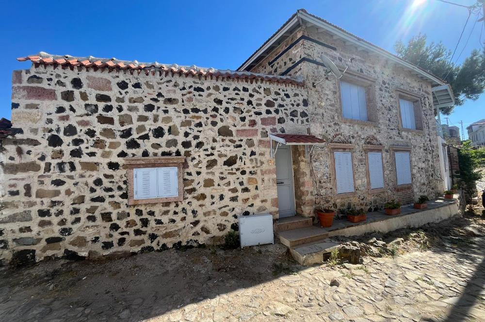 Ayvalık Cunda Adası'nda Merkezde Satılık Orijinal Taş Ev