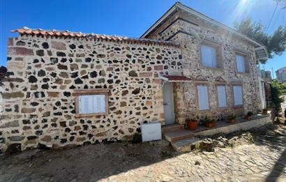 Ayvalık Cunda Adası'nda Merkezde Satılık Orijinal Taş Ev