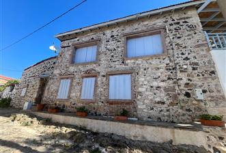 Ayvalık Cunda Adası'nda Merkezde Satılık Orijinal Taş Ev