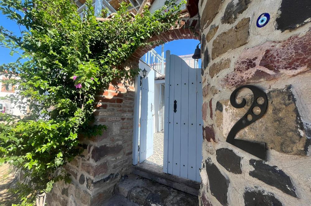 Ayvalık Cunda Adası'nda Merkezde Satılık Orijinal Taş Ev