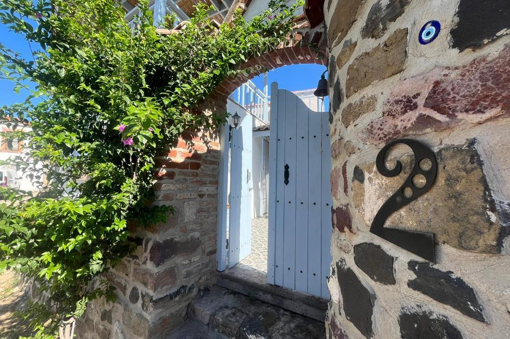 Ayvalık Cunda Adası'nda Merkezde Satılık Orijinal Taş Ev