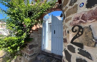 Ayvalık Cunda Adası'nda Merkezde Satılık Orijinal Taş Ev