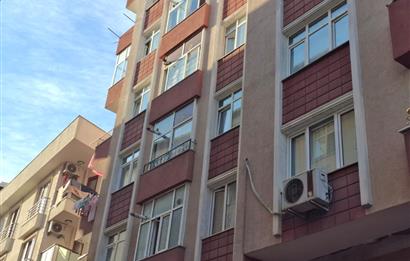 MAHMUTBEY CADDESİ ÜZERİNDE GENİŞ BALKONLU ASANSÖRLÜ ARAKAT