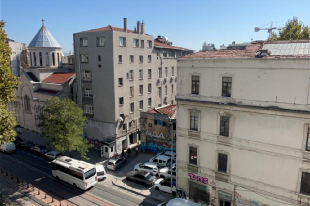 KARAKÖY TRAMVAY YOLU ÜZERİNDE KİRALIK OFİS