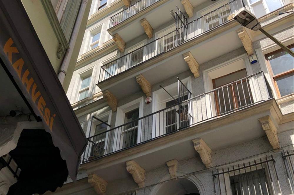 GALATA TARİHİ BİNADA YÜKSEK TAVANLI EŞYALI KİRALIK DAİRE