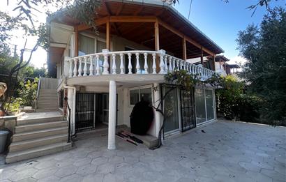 Foça Atatürk Mahallesi'nde Havuzlu Site İçinde Satılık 5+2 Villa