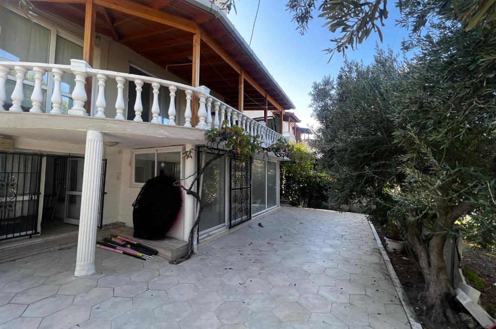 Foça Atatürk Mahallesi'nde Havuzlu Site İçinde Satılık 5+2 Villa