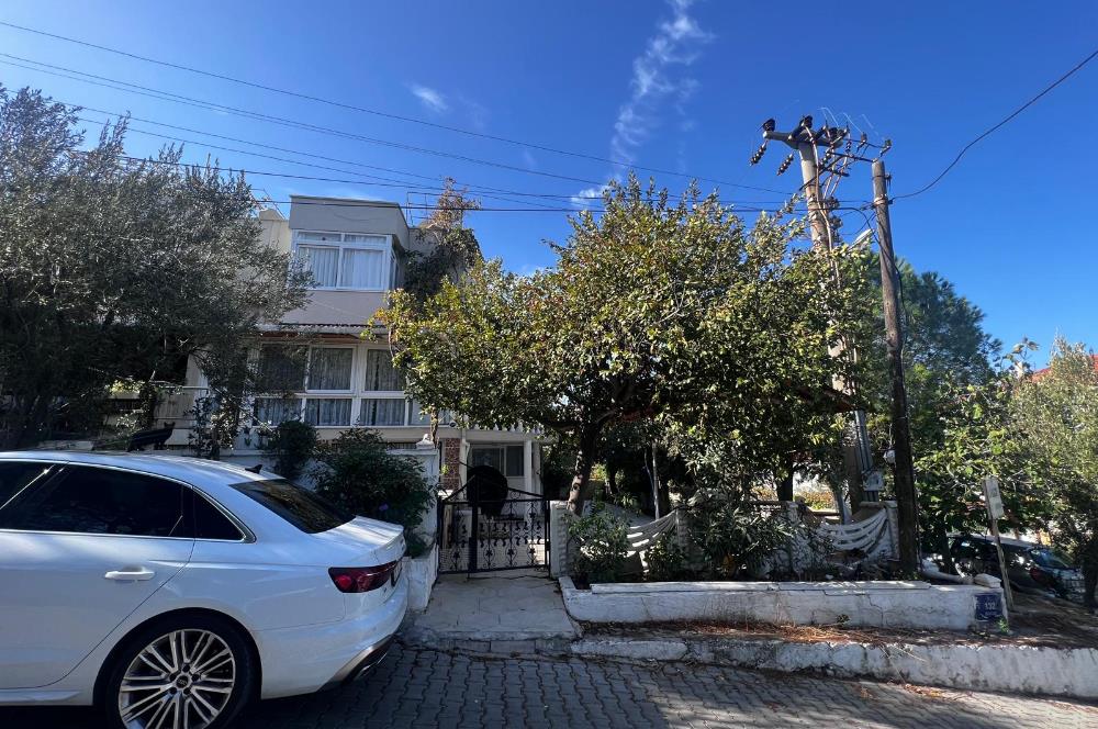 Foça Atatürk Mahallesi'nde Havuzlu Site İçinde Satılık 5+2 Villa