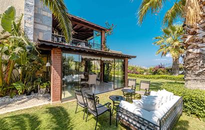 Bodrum Gündoğan Çamlı Konaklar Sitesi'nde Müstakil Tripleks Villa+ 1 Ev + 2 Müştemilat