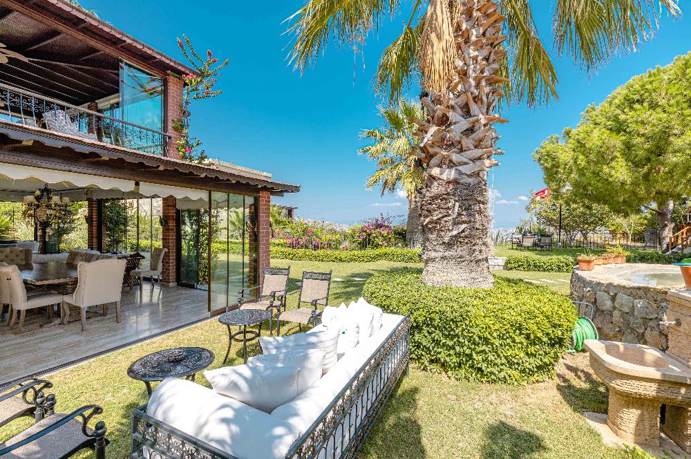 Bodrum Gündoğan Çamlı Konaklar Sitesi'nde Müstakil Tripleks Villa+ 1 Ev + 2 Müştemilat