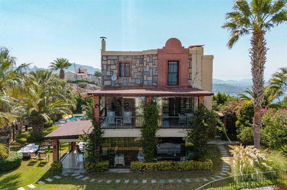 Bodrum Gündoğan Çamlı Konaklar Sitesi'nde Müstakil Tripleks Villa+ 1 Ev + 2 Müştemilat