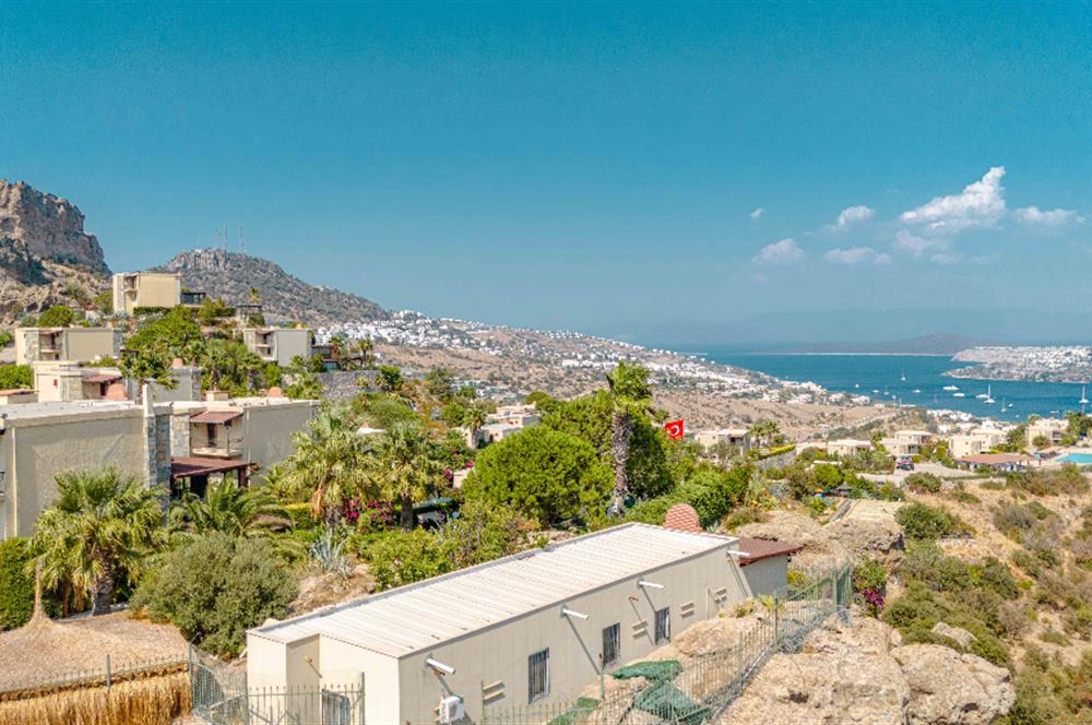 Bodrum Gündoğan Çamlı Konaklar Sitesi'nde Müstakil Tripleks Villa+ 1 Ev + 2 Müştemilat