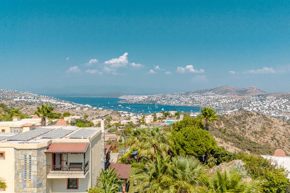 Bodrum Gündoğan Çamlı Konaklar Sitesi'nde Müstakil Tripleks Villa+ 1 Ev + 2 Müştemilat