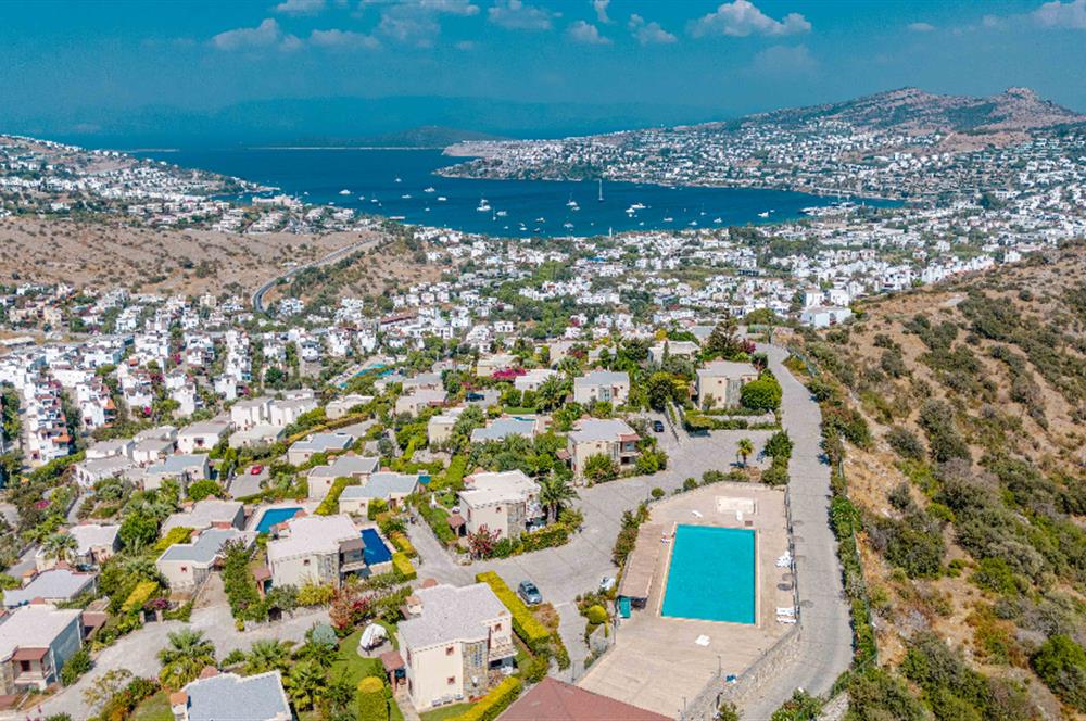 Bodrum Gündoğan Çamlı Konaklar Sitesi'nde Müstakil Tripleks Villa+ 1 Ev + 2 Müştemilat