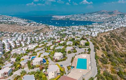 Bodrum Gündoğan Çamlı Konaklar Sitesi'nde Müstakil Tripleks Villa+ 1 Ev + 2 Müştemilat