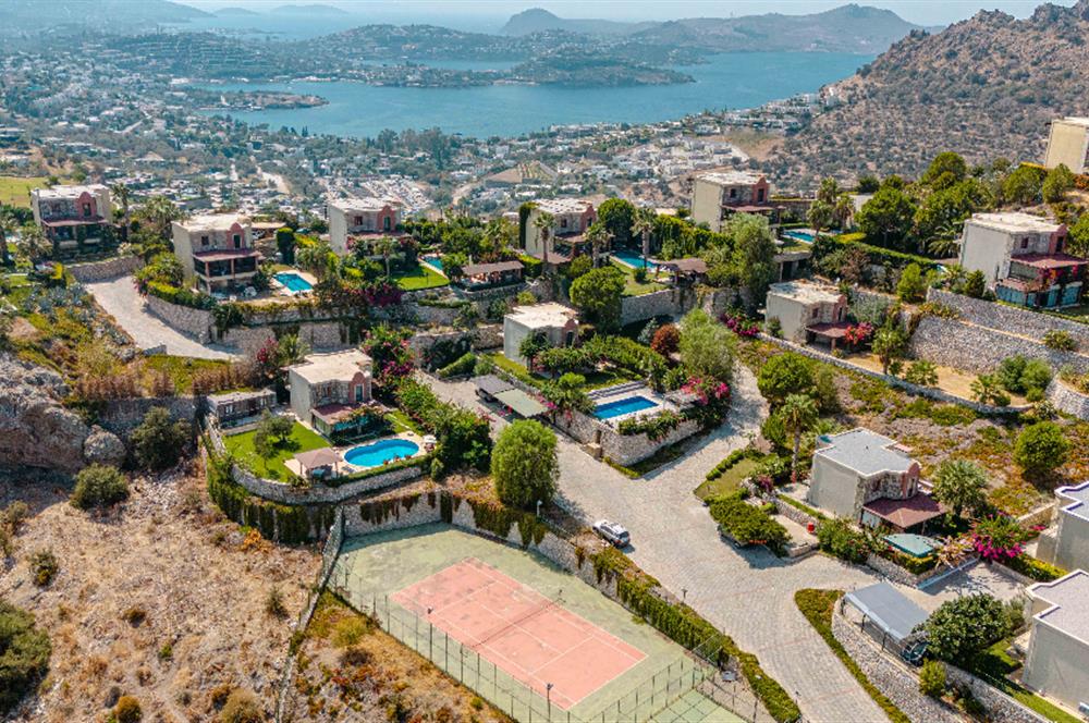 Bodrum Gündoğan Çamlı Konaklar Sitesi'nde Müstakil Tripleks Villa+ 1 Ev + 2 Müştemilat