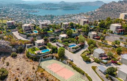 Bodrum Gündoğan Çamlı Konaklar Sitesi'nde Müstakil Tripleks Villa+ 1 Ev + 2 Müştemilat