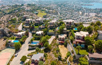 Bodrum Gündoğan Çamlı Konaklar Sitesi'nde Müstakil Tripleks Villa+ 1 Ev + 2 Müştemilat