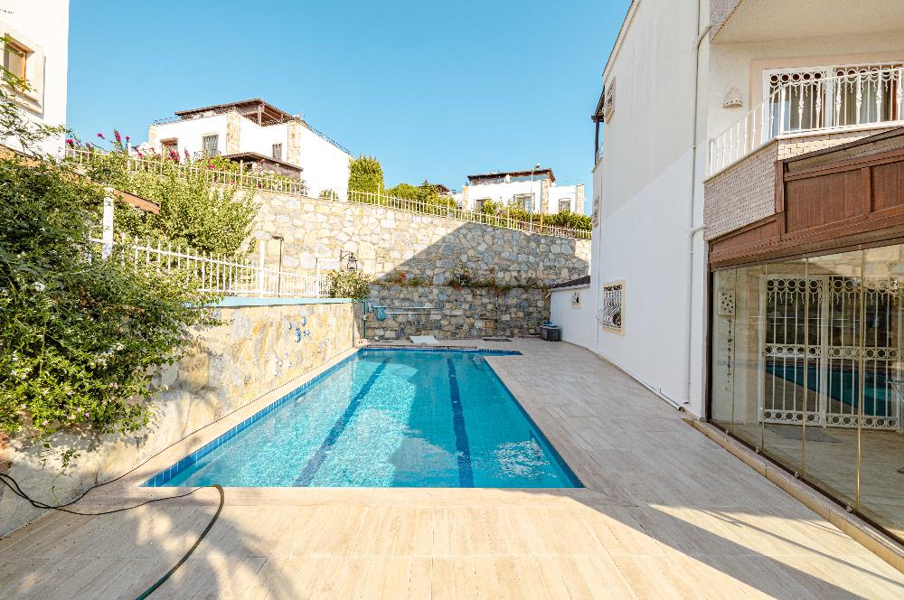 Bodrum Gündoğan Merkezde Havuzlu 5+1 Satılık Müstakil Villa