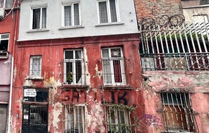 BEYOĞLU YENİŞEHİR MAHALLESİNDE 60,27 M2 KONUT İMARLI KARGİR EV