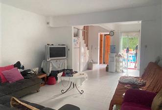 Çeşme Alaçatı Çamlık Yol'da 3+1 Kiralık Villa